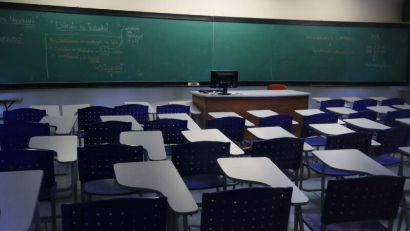 Professores da rede estadual de São Paulo aprovam greve para abril