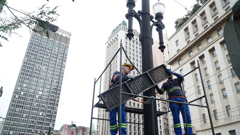Prefeitura avança na restauração de postes históricos para preservar memória do Centro de São Paulo