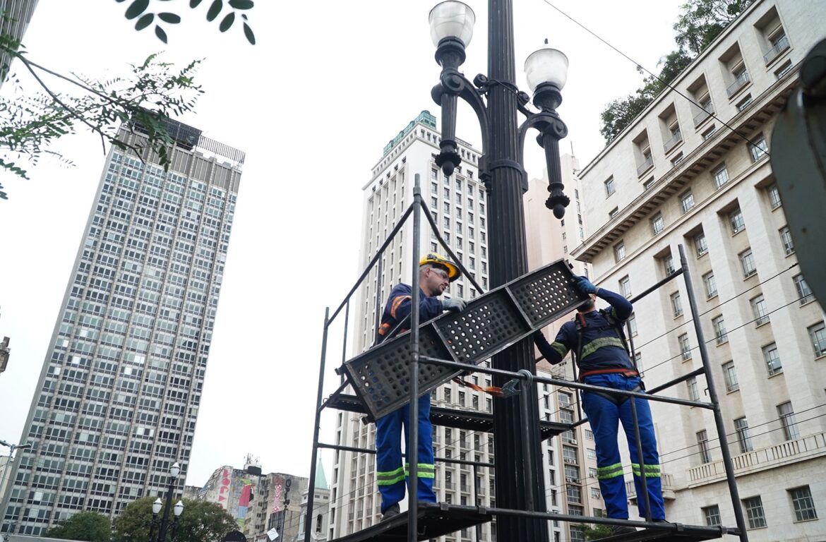 Prefeitura avança na restauração de postes históricos para preservar memória do Centro de São Paulo
