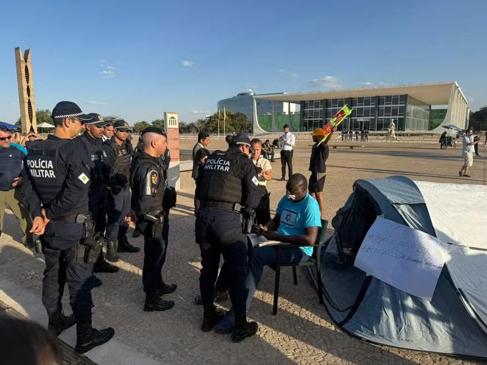 Deputado Hélio Lopes desarma acampamento na Praça dos Três Poderes após ordem judicial