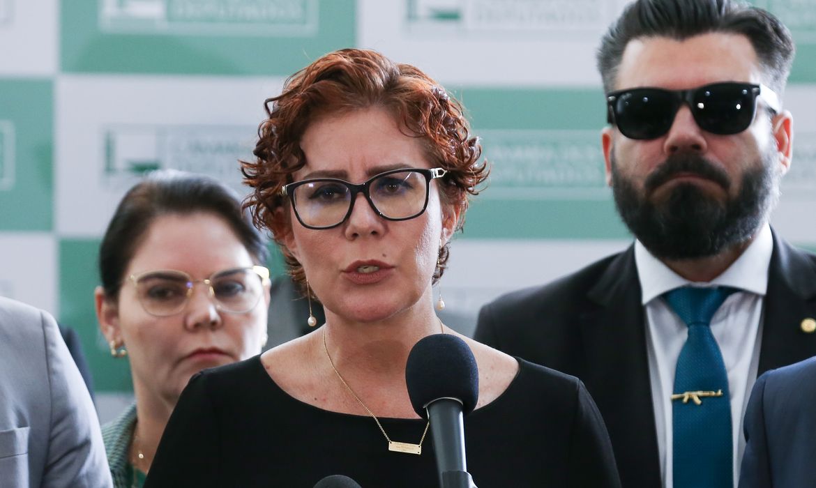 Carla Zambelli presa pela polícia na Itália