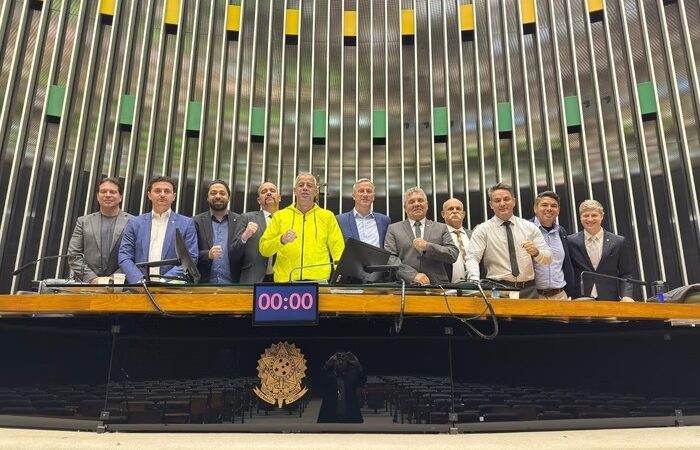Oposição bolsonarista protesta no Congresso após prisão domiciliar de Bolsonaro