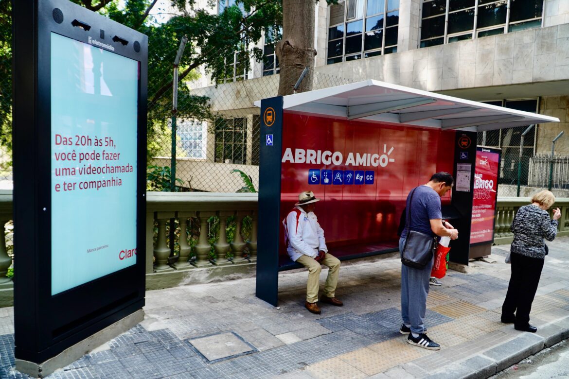 São Paulo amplia Programa Abrigo Amigo com 200 pontos de ônibus inteligentes