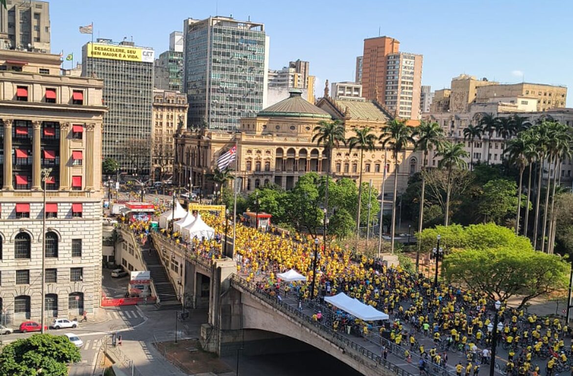 Passeio Ciclístico da Virada reúne milhares de ciclistas no Centro de São Paulo