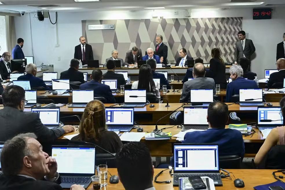 A Comissão de Constituição e Justiça (CCJ) do Senado rejeitou nesta quarta-feira (24) a Proposta de Emenda à Constituição (PEC) que amplia a proteção de parlamentares na Justiça.
