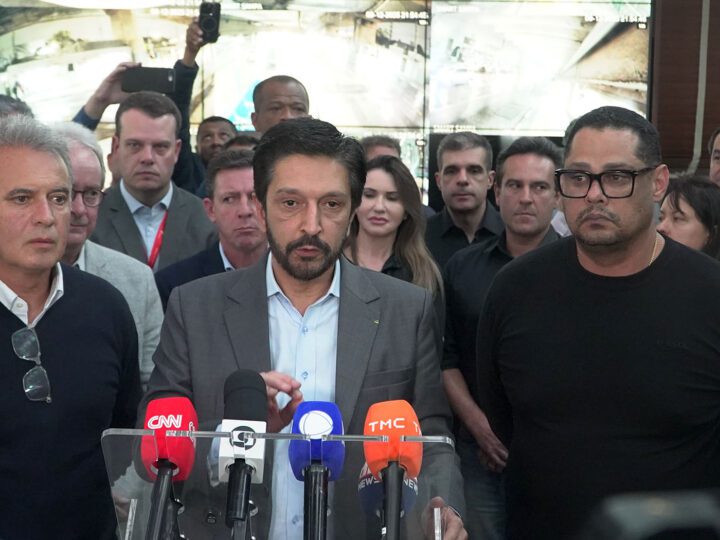 Empresas de ônibus encerram greve e prometem pagamento de 13° salário após reunião na Prefeitura