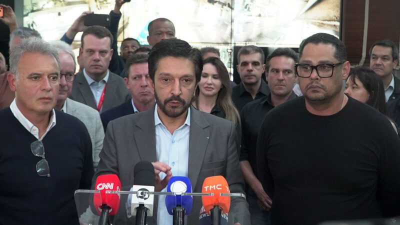 Empresas de ônibus encerram greve e prometem pagamento de 13° salário após reunião na Prefeitura