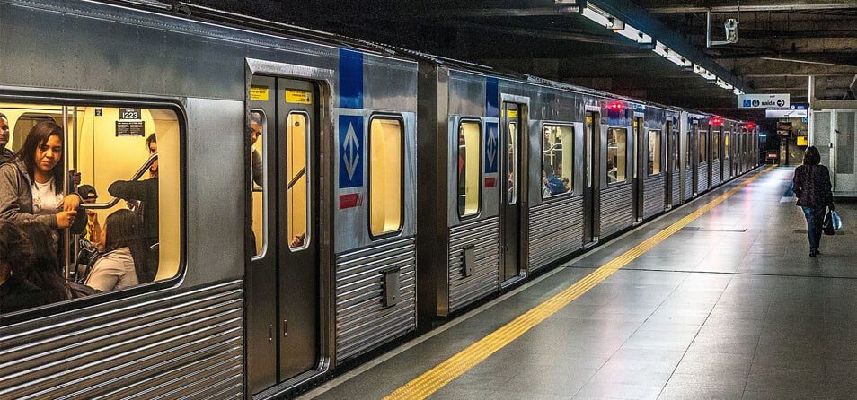 Carnaval 2026: Metrô e CPTM vão funcionar 24 horas em São Paulo