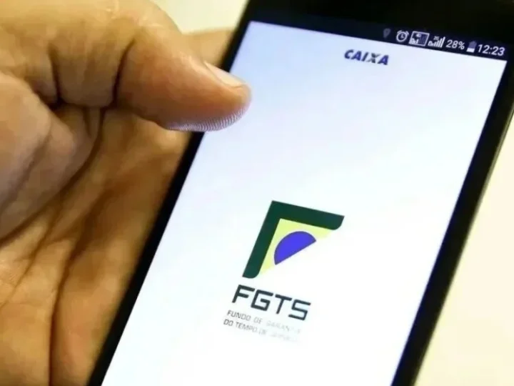 FGTS: trabalhadores demitidos começam a receber valores que estavam retidos