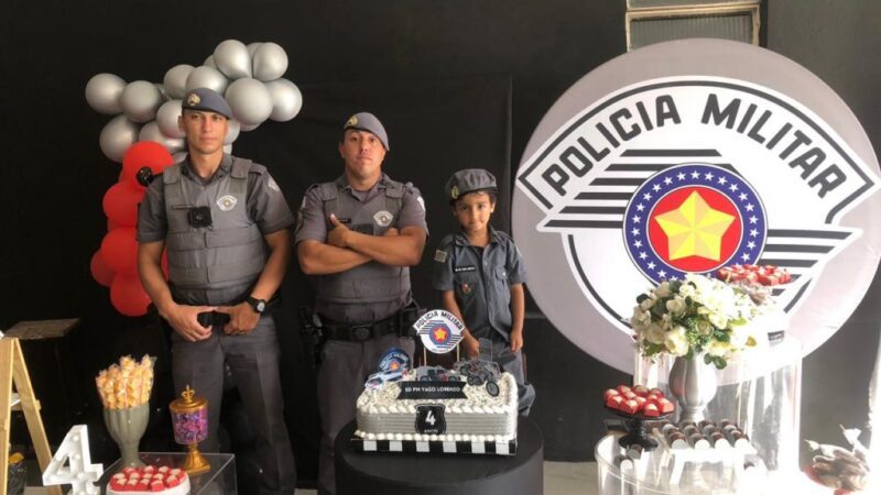 Policiais de SP participam de festa surpresa de criança fã da PM