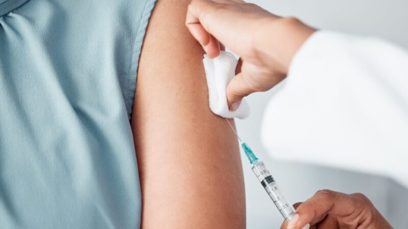 Governo de SP distribui dose única de vacina contra o HPV