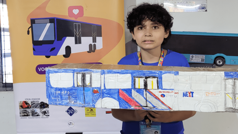 Abril Azul: menino de 12 anos com autismo constrói miniaturas de ônibus da EMTU