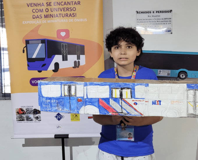 Abril Azul: menino de 12 anos com autismo constrói miniaturas de ônibus da EMTU