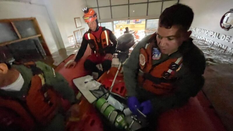 Com uso de botes, PMs resgatam três pacientes entubados em hospital de Canoas