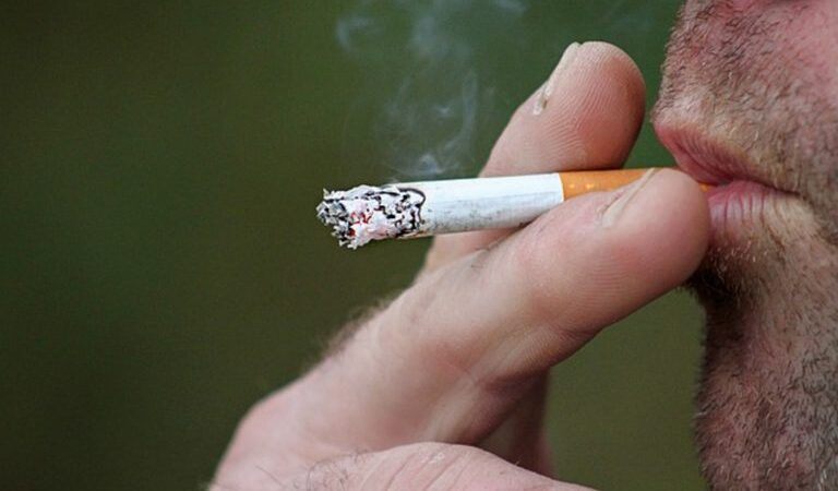 Saúde de SP conscientiza sobre riscos do tabagismo e oferece tratamento gratuito
