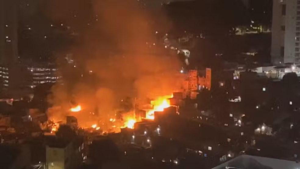 Incêndio de grandes proporções atinge favela na Zona Sul de São Paulo