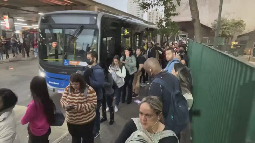 Terminais de ônibus de SP têm lotação e longas filas após atraso na saída dos veículos