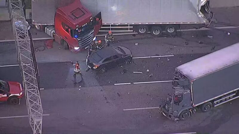 Acidente entre caminhões e carro na Rodovia dos Bandeirantes em SP deixa dois mortos; via tem 7km de lentidão