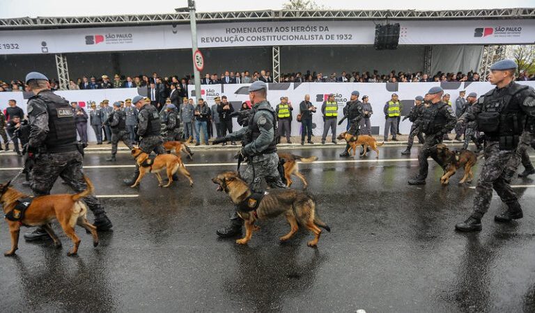 Desfile cívico-militar marca os 92 anos da Revolução Constitucionalista