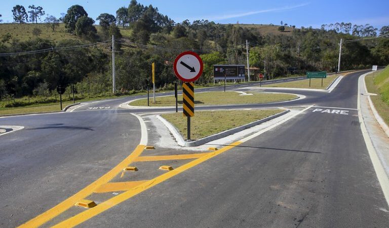 Governo de SP entrega melhorias viárias em estradas no Vale do Paraíba