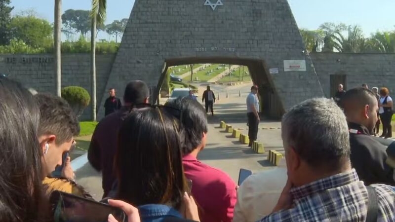 Em cerimônia judaica, Silvio Santos é enterrado no Cemitério Israelita do Butantã, Zona Oeste de SP