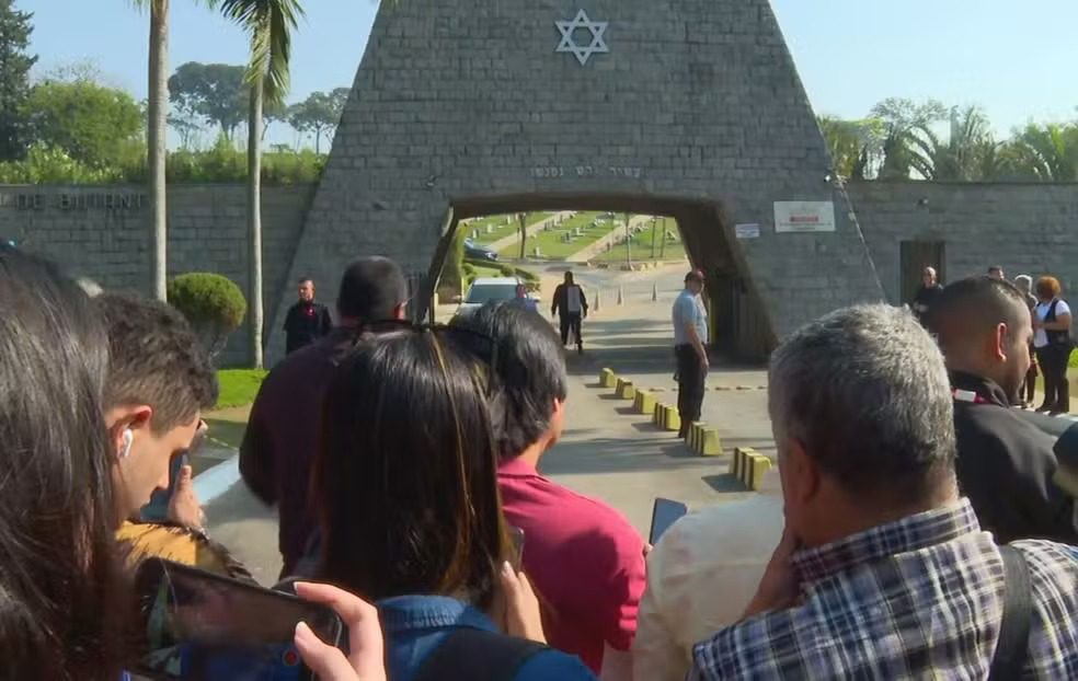 Em cerimônia judaica, Silvio Santos é enterrado no Cemitério Israelita do Butantã, Zona Oeste de SP