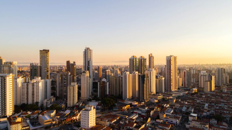 Quase 80% dos imóveis na área central de Ribeirão Preto têm calçadas desprovidas de árvores, aponta pesquisa