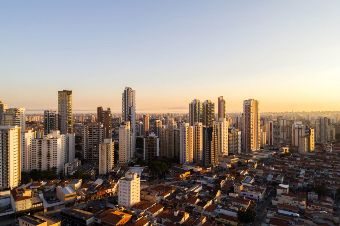 Quase 80% dos imóveis na área central de Ribeirão Preto têm calçadas desprovidas de árvores, aponta pesquisa