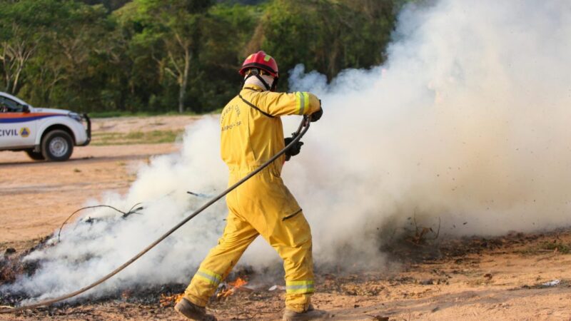 Estado de SP inicia experimentos com solução que apaga incêndios cinco vezes mais rápido do que a água