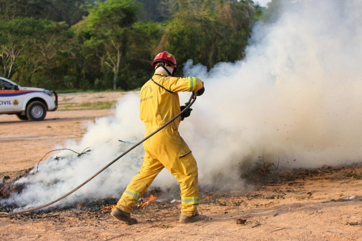 Estado de SP inicia experimentos com solução que apaga incêndios cinco vezes mais rápido do que a água