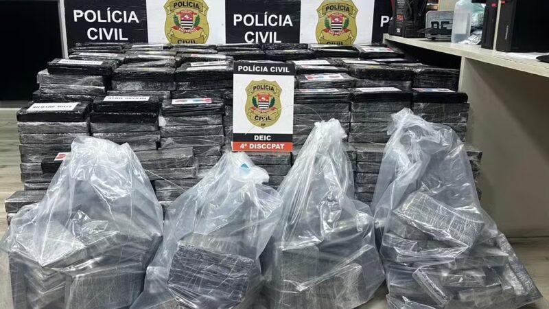 Foram apreendidos 10 fuzis de guerra do exército boliviano e mais de 1,5ton de cocaína no interior de SP