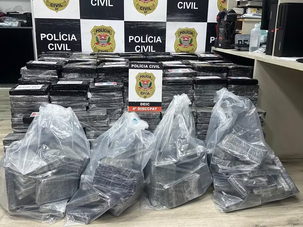 Foram apreendidos 10 fuzis de guerra do exército boliviano e mais de 1,5ton de cocaína no interior de SP