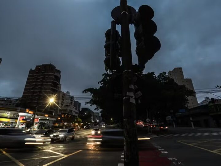 São Paulo enfrenta o terceiro dia de crise, com 700 mil sem eletricidade, em meio a disputas políticas e reclamações à Enel