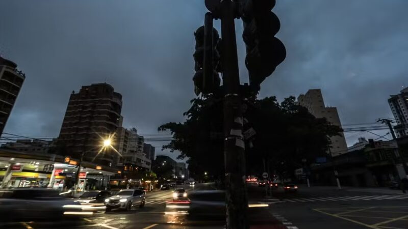 São Paulo enfrenta o terceiro dia de crise, com 700 mil sem eletricidade, em meio a disputas políticas e reclamações à Enel