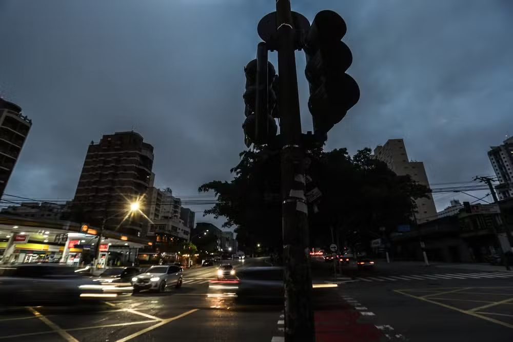 São Paulo enfrenta o terceiro dia de crise, com 700 mil sem eletricidade, em meio a disputas políticas e reclamações à Enel