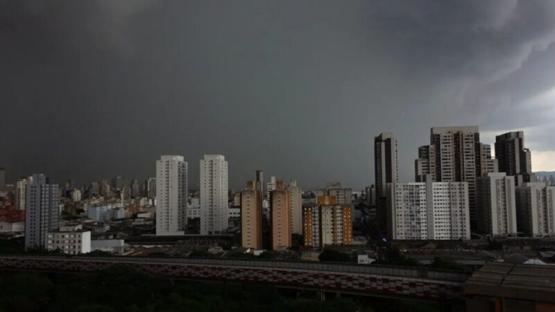 Apagão em São Paulo é provocado por chuvas fortes, afetando os serviços de transporte público