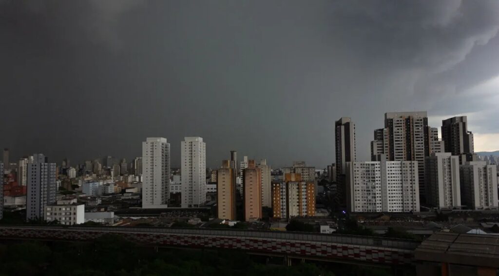 Apagão em São Paulo é provocado por chuvas fortes, afetando os serviços de transporte público