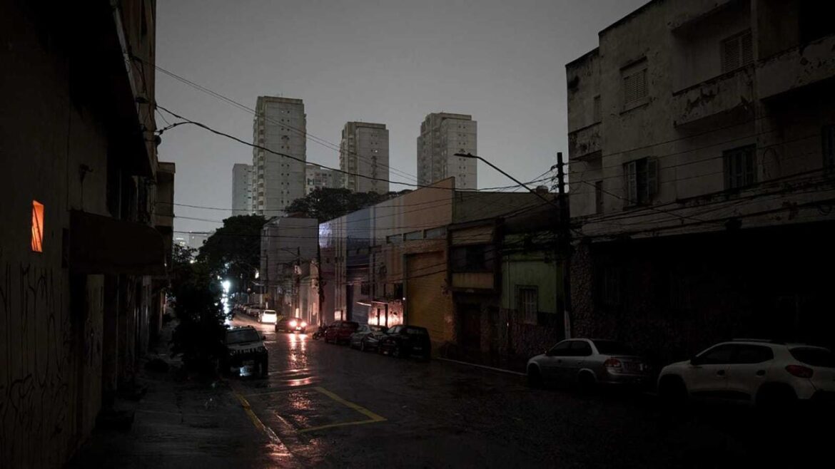 Após 3 dias de apagão, mais de 1 milhão de residências em São Paulo ainda estão sem luz