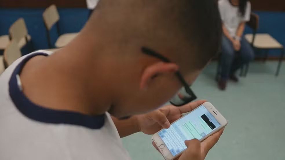 7 em cada 10 escolas privadas de SP pretendem enrijecer regras para uso de celular, com ou sem diretriz do Congresso, aponta pesquisa