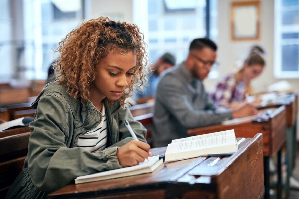 A educação de SP ampliou a carga horária e incorporou mais aulas de português e matemática no currículo