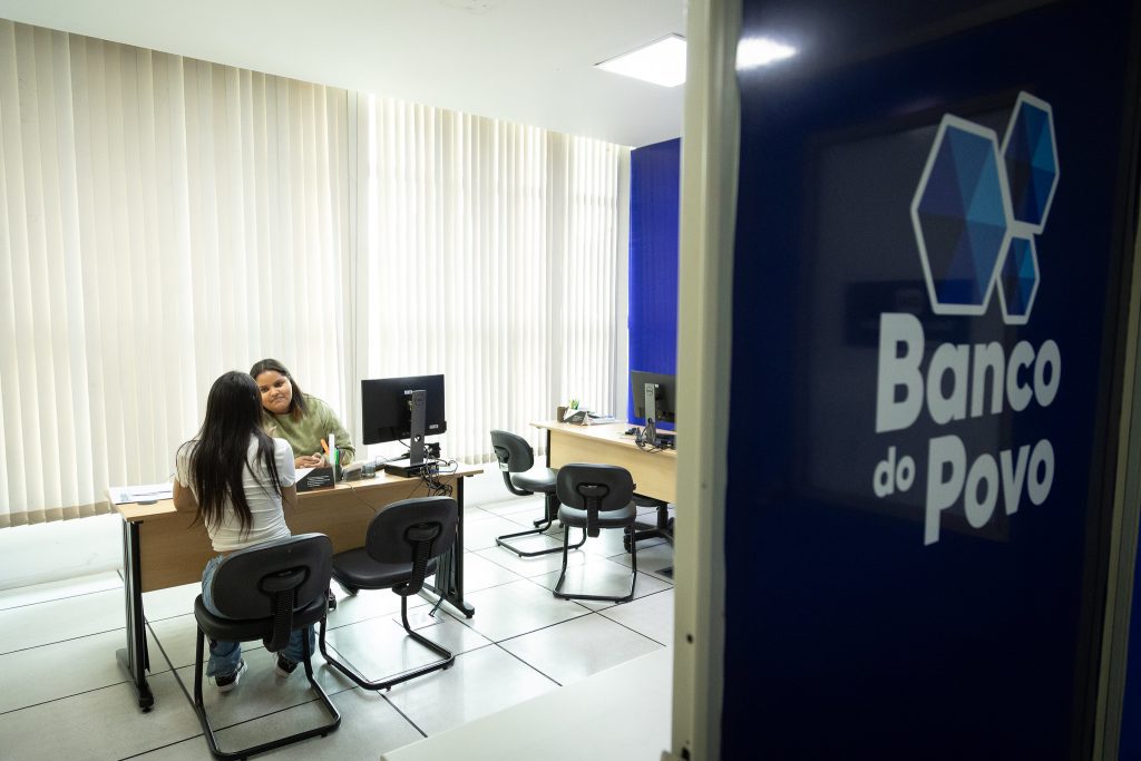 Microcrédito transforma negócio: empreendedora amplia produção de doces natalinos com apoio do Banco do Povo