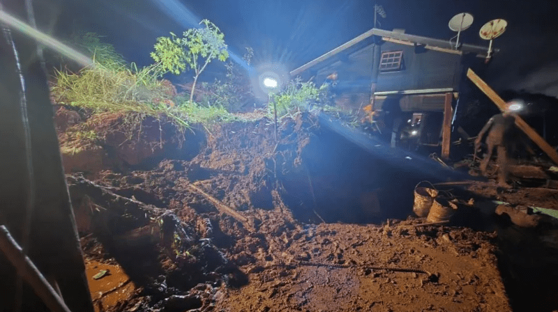 Três pessoas morrem após deslizamento de terra sobre imóvel em Taubaté (SP)