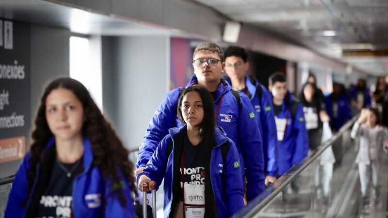 Prontos Pro Mundo: Alunos de intercâmbio gratuito do Governo de SP embarcam para o Reino Unido