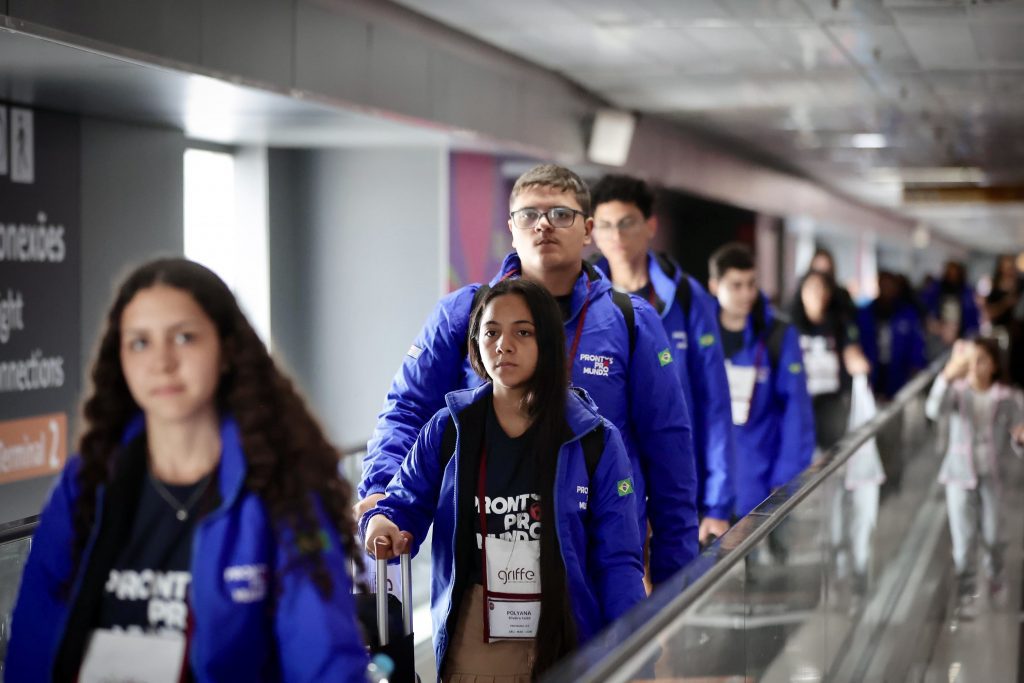 Prontos Pro Mundo: Alunos de intercâmbio gratuito do Governo de SP embarcam para o Reino Unido