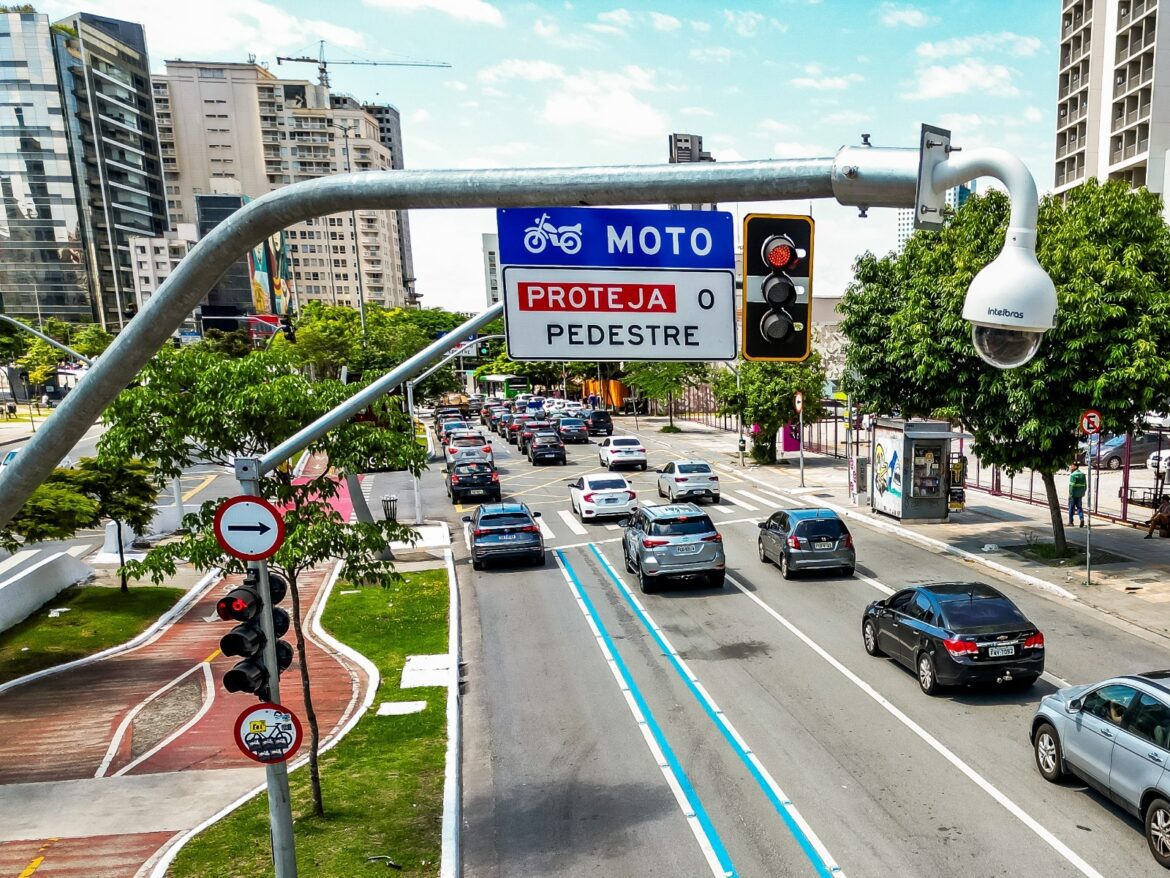 Câmeras do Smart Sampa começam a ler placas para identificar veículos roubados